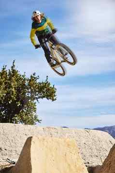 体育山自行车跳天空男人。骑自行车自然锻炼锻炼培训竞争运动员飞行空气自行车极端的运输旅行自由公园
