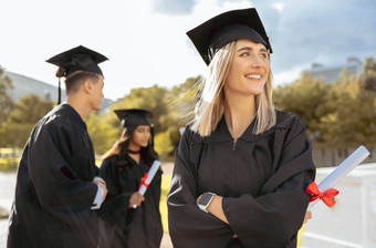 教育女人思考毕业户外幸福未来成功完成学位微笑年轻的女学生学术兴奋做白日梦的想法机会