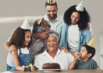 家庭生日庆祝活动高级女人表格蛋糕爱护理房子孩子们父母爷爷奶奶聚会，派对庆祝兴奋奶奶甜点