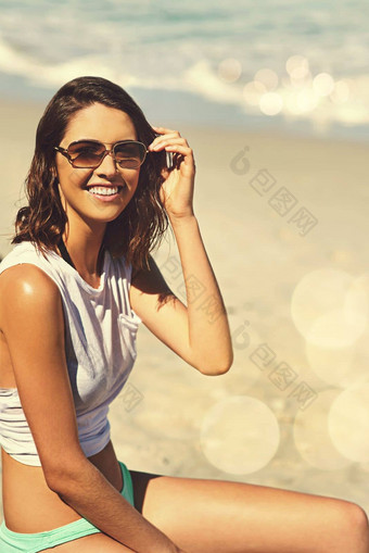 生活生活协议海滩有趣的有吸引力的年轻的女人享受一天海滩