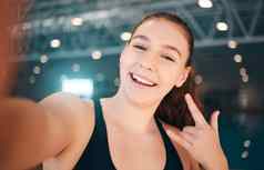 自拍岩石肖像女孩健身房健身运行健康标志锻炼快乐体育脸女孩照片手表情符号微笑锻炼体育运动