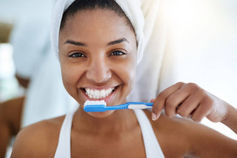 健康的牙齿快乐牙齿肖像有吸引力的年轻的女人刷牙牙齿浴室首页