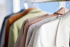 衬衫衣服衣橱首页时尚风格有组织的整洁的整洁清洁工作服装衣柜生活方式选择选择卧室组织改变