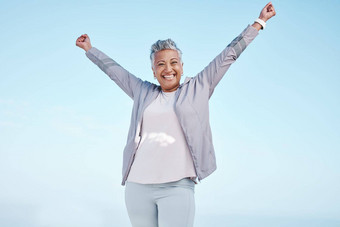 兴奋高级女人手空气锻炼健身锻炼肖像目标成功成就蓝色的天空模型赢家自由健康的庆祝活动上了年纪的跑步者自然