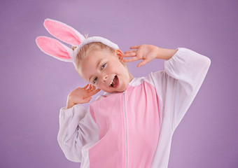 有趣的<strong>兔子</strong>工作室拍摄可爱的<strong>女孩</strong>穿着<strong>兔子</strong>服装