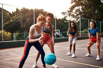 有竞争力的体育运动多样化的集团女运动员玩有竞争力的游戏篮球一天