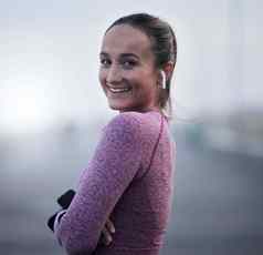 肖像锻炼女人微笑健康锻炼健身健康培训女运动员跑步者幸福培训体育有氧运动权力能源实践