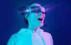 元宇宙耳机震惊了女人虚拟现实工作室未来主义的创新技术数字模拟游戏女护目镜网络科技黑暗蓝色的背景