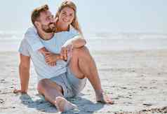 爱拥抱夫妇海滩假期假期夏天旅行在户外肖像护理快乐男人。女人拥抱拥抱拥抱享受质量时间桑迪海滨