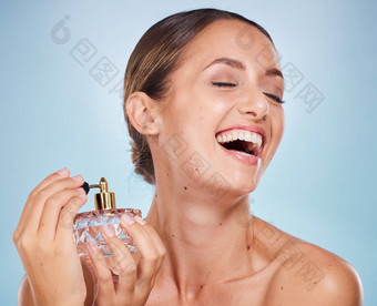 香水产品香味模型女人喷涂气味工作室蓝色的背景喷雾瓶奢侈品化妆品有吸引力的年轻的女准备好了浴室