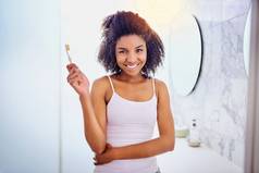 微笑有吸引力的年轻的女人刷牙牙齿浴室首页