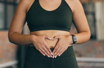 特写镜头女人触摸胃健身健康的生活方式饮食锻炼身体护理女人夫人感觉肚子健康消化动机减肥锻炼