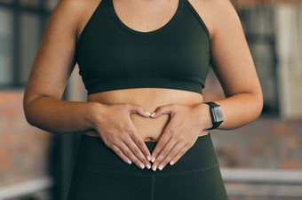 特写镜头女人触摸胃<strong>健身</strong>健康的生活方式饮食锻炼身体护理女人夫人感觉肚子健康消化动机<strong>减肥</strong>锻炼