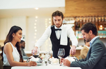 夫妇餐厅服务器细餐厅表格情人节一天日期成键浪漫晚上男人。女人服务员食物服务热情好客晚餐爱庆祝活动