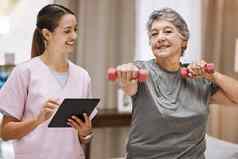 护士平板电脑女人护理首页物理治疗健身哑铃医疗保健数字检查表健康健康退休护理锻炼肌肉培训