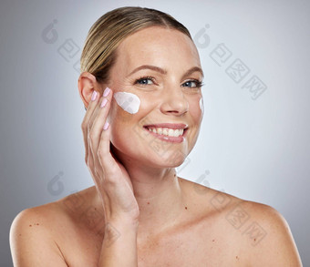 美脸奶油护肤品女人保湿霜自然化妆品产品面部肖像工作室背景化妆品乳液健康的皮肤健康皮肤病学