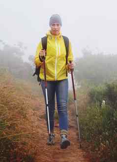 最喜欢的徒步旅行小道年轻的女人徒步旅行小道阴一天