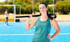 女孩曲棍球运动员快乐肖像体育运动球员户外游戏场体育人微笑太阳女准备好了培训锻炼健身锻炼幸福