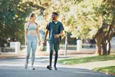 锻炼健身夫妇走自然健康债券健康夏天锻炼健康的生活方式人跨种族的关系走纽约公园