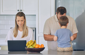 快乐年轻的高加索人家庭午餐时间新鲜的水果明亮的<strong>厨房</strong>美丽的年轻的<strong>妈妈</strong>。父亲喂养可爱的儿子水果移动PC首页