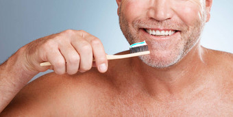 微笑口手<strong>刷牙</strong>牙齿牙科牙膏<strong>健康</strong>的口服卫生梳理工作室生态友好的快乐高级男人。清洁牙龈嘴唇自然竹子木牙刷