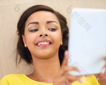 在线分心年轻的女人数字平板电脑首页