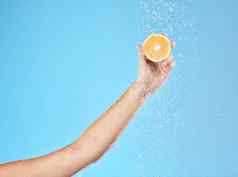 柠檬水手女人水果健康美健康蓝色的模型工作室背景清洗营养人维生素洗澡排毒空间