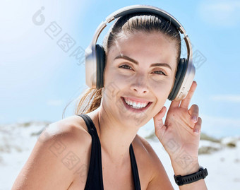 <strong>音乐</strong>健身女人海滩锻炼健康有氧运动<strong>培训</strong>听广播播客锻炼肖像女孩放松微笑享受动机音频跟踪运行