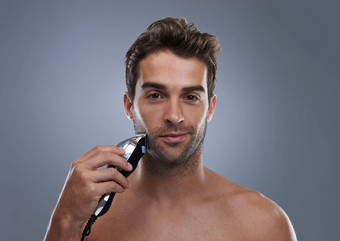 现代一天都市玉男工作室肖像<strong>英俊的年轻的男人</strong>。剃须电剃须刀