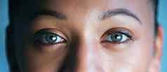 女人脸眼睛生物识别技术光学愿景未来扫描身份特写镜头女眼睛焦点扫描网络安全面部识别光学虹膜