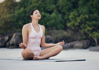女人放松瑜伽自然健康和平Zen构成平衡模糊背景健身女孩冥想培训能源户外和平心态脉轮锻炼
