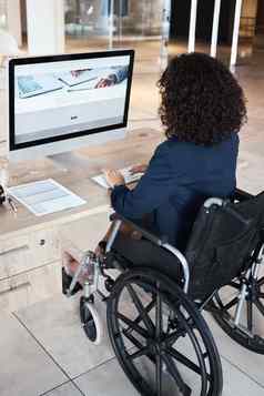 业务女人轮椅残疾数据库管理员工作电脑办公室禁用员工回来网站数据阅读女打字数字网络策略