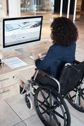 业务女人轮椅残疾<strong>数据库</strong>管理员工作电脑办公室禁用员工回来网站数据阅读女打字数字网络策略