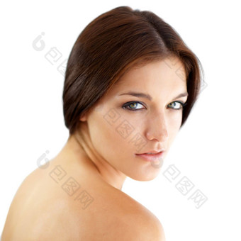 闷热的站在肖像美丽的年轻的浅黑肤色的女人白色背景