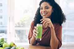 思考模型奶昔黑色的女人喝健康饮料重量损失饮食营养的想法模拟喝健康的年轻的女享受水果饮料