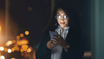 电子邮件晚上女人阅读电话沟通互联网业务连接社会媒体员工移动黑暗办公室网络网络加班时间表