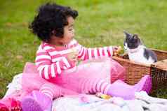 可爱的女孩提供食物宠物小猫野餐
