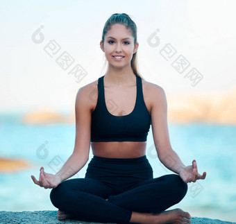 美丽的女人冥想练习瑜伽锻炼海滩年轻的Zen女运动<strong>员工</strong>作发现和平平衡<strong>健康</strong>的集中健身生活方式