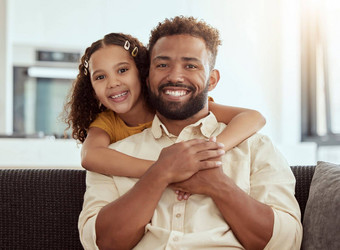 肖像混合比赛单父亲女儿拥抱首页生活房间微笑拉美裔女孩拥抱成键单父休息室快乐男人。孩子坐着威肯