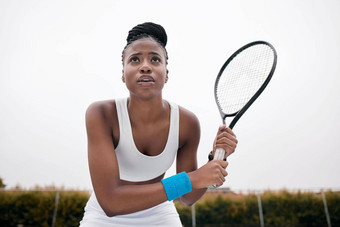 年轻的女人等待服务游戏网球非洲美国网球球员持有球拍匹配网球集中女孩玩网球匹配俱乐部