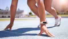 女人运动员跑步者开始培训健身锻炼比赛马拉松运行跟踪户外体育挑战速度体育运动人有氧运动竞争奥运会