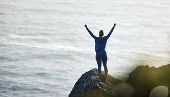 成功海洋岩石女人徒步旅行旅行自由培训假期希斯锻炼轮廓女孩运动员景观冒险赢家动机锻炼自然