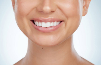 特写镜头未知的女人微笑白色牙齿<strong>美白</strong>治疗快乐高加索人模型孤立的灰色<strong>背景</strong>工作室显示完美的牙科卫生例程护理