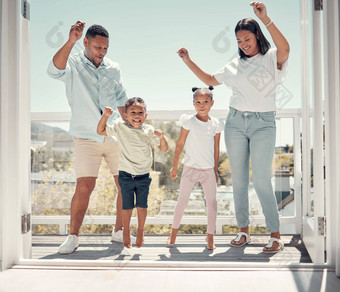 快乐家庭跳舞夫妇孩子们阳台首页有趣的庆祝活动夏天生活妈妈。父亲孩子们跳舞庆祝周末公寓快乐能源