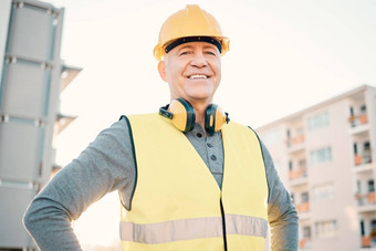 建设工人高级男人。体系结构改造建筑行业肖像户外财产发展成功领袖头盔安全构建器工作网站城市