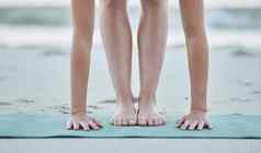 脚瑜伽海滩伸展运动健康健康健身强度自然海边沙子瑜伽席灵活的瑜珈伸展运动普拉提培训海岸健康的体育运动