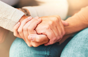 支持信任手高级护理治疗悲伤咨询会话爱护理理解上了年纪的照顾者希望同理心时间精神健康