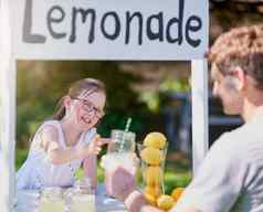 有趣的孩子们学习创业女孩销售柠檬水站