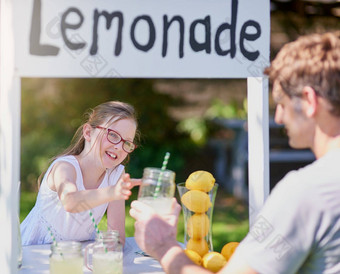 有趣的孩子们学习创业女孩销售柠檬<strong>水站</strong>