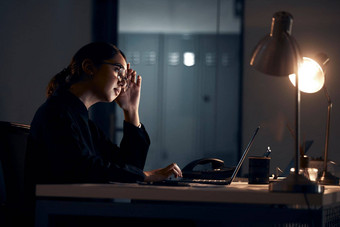 压力移动PC业务女人晚上工作项目规划报告策略的最后期限倦怠黑暗办公室累了女工人桌子上头疼乏力思考的想法